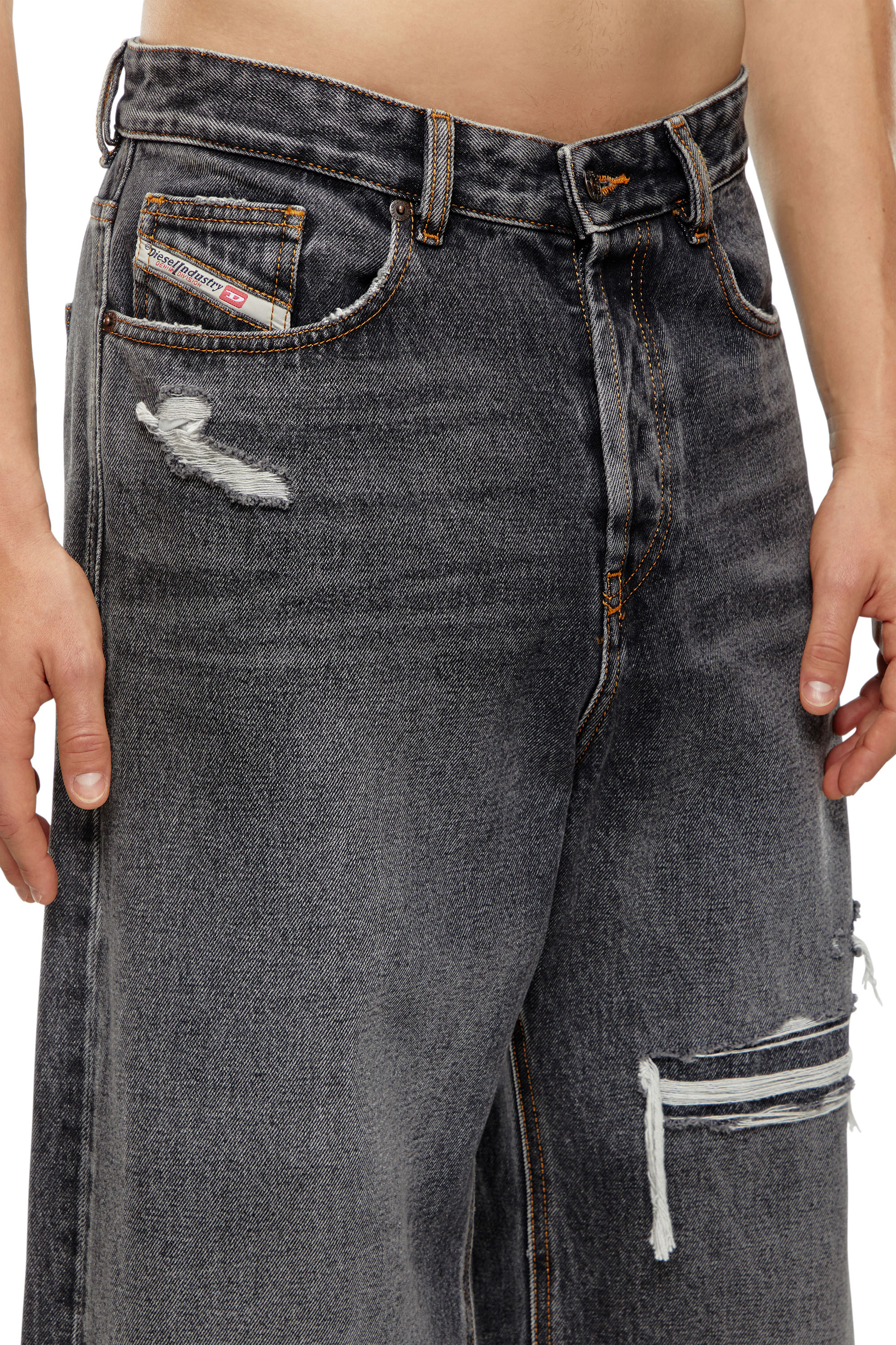 Men's Straight Fit Jeans: Straight cut, loose fit